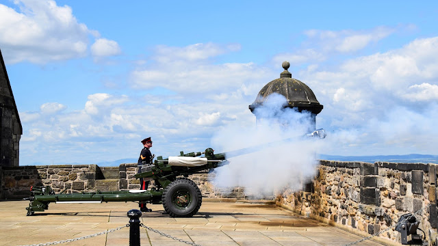 The firing of the 1 o'clock gun is a tradition since 1861.
