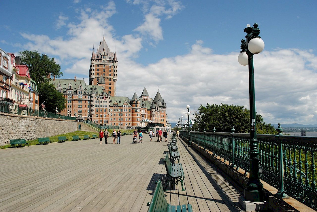 The terrace consists of a boardwalk with six gazebos and benches from Château Frontenac to the Citadelle of Quebec.